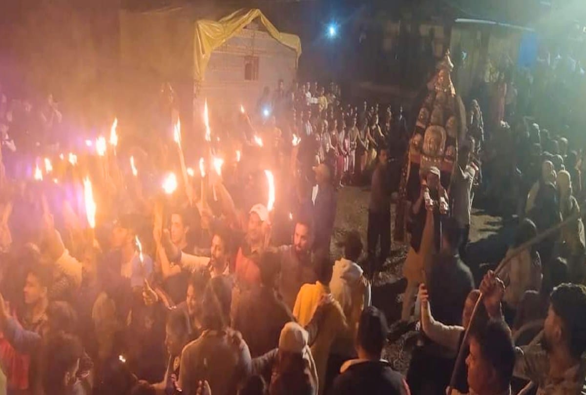 Jagra festival: people Greets the devta by lighting  mashal in their hands in rohru shimla, see spectacular pictures