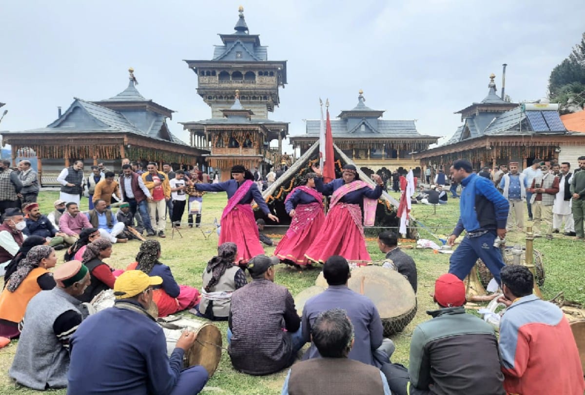 Jagra festival: people Greets the devta by lighting  mashal in their hands in rohru shimla, see spectacular pictures