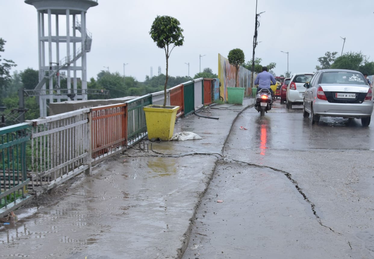 The crack in the road of the Court Road bridge again increased