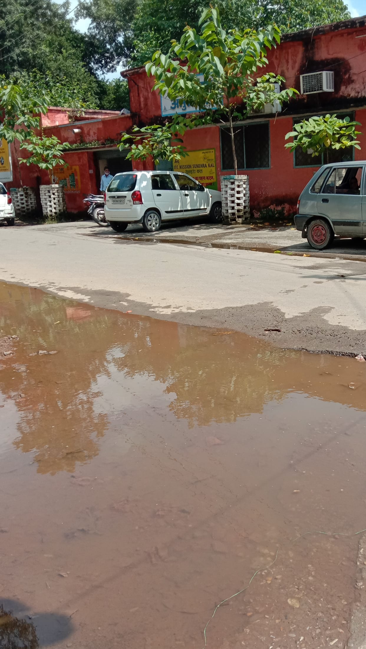 Warning of fine to the public, waterlogging in front of own offices
