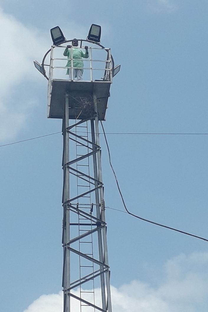 The farmer climbed the tower, landed on the persuasion of ticket and climb
