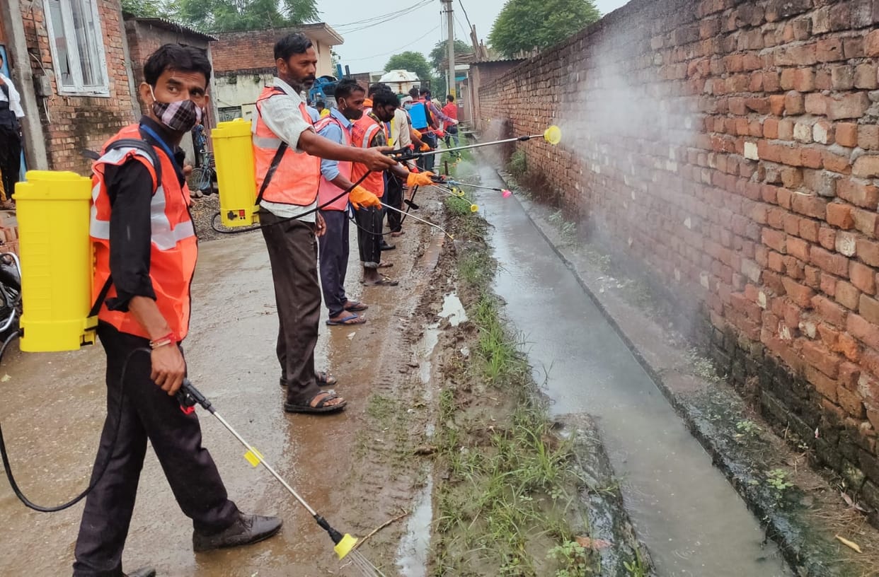 Spraying and fogging of antilarva to control communicable diseases