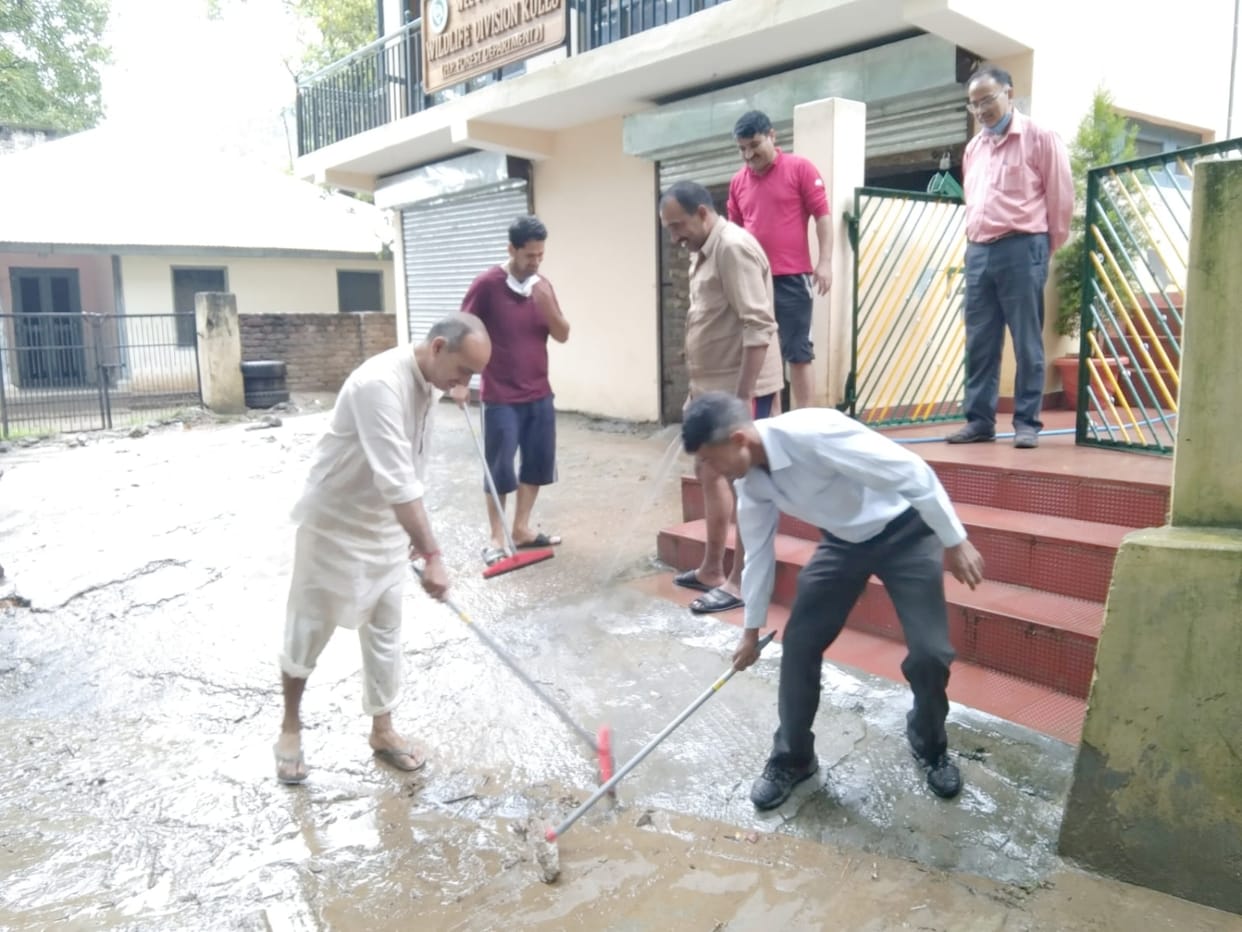 Debris entered homes and offices in Dhalpur, Kahudhar and Badah, The rain opened the poles of the works of Lonvi and the city council, there was chaos due to the arrival of debris and stones late at night