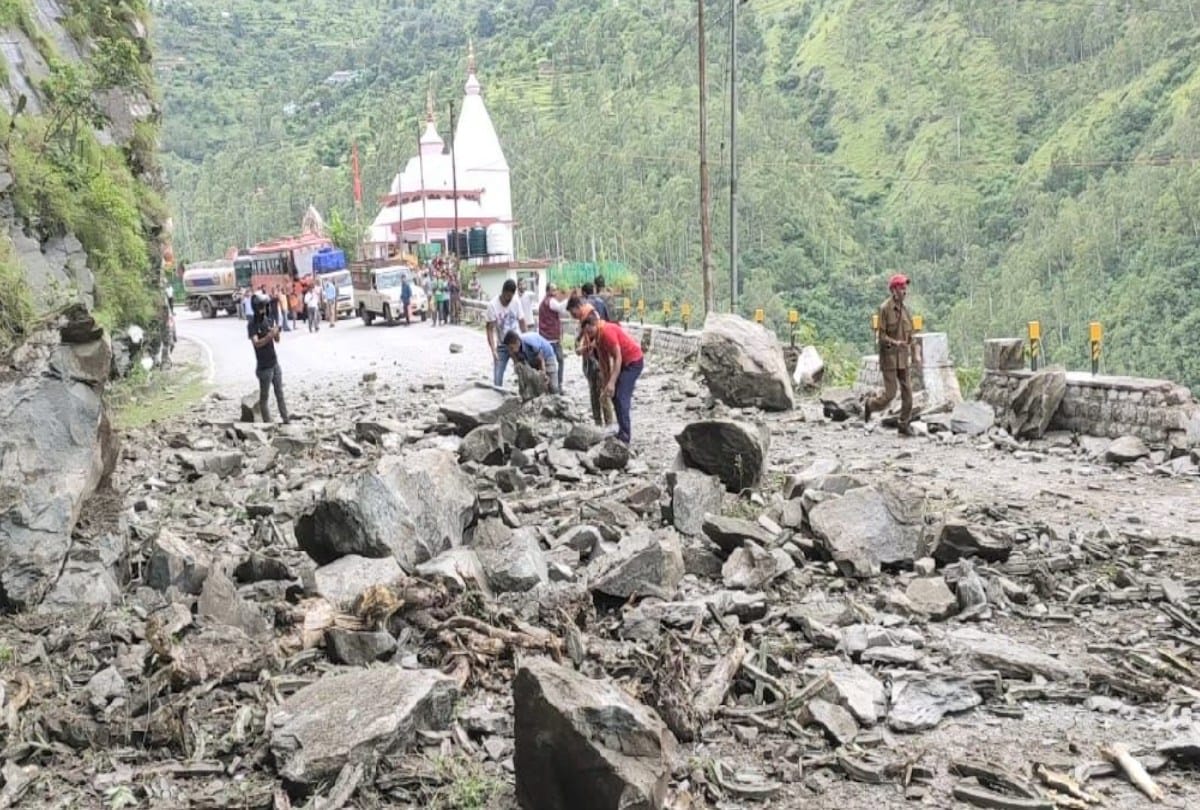 Shimla: boulders fell from the hill on the National Highway, the vehicles narrowly escaped