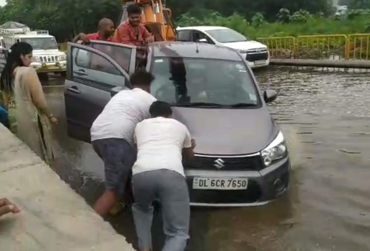 Water filled on National Highway, vehicles stuck in deep pit
