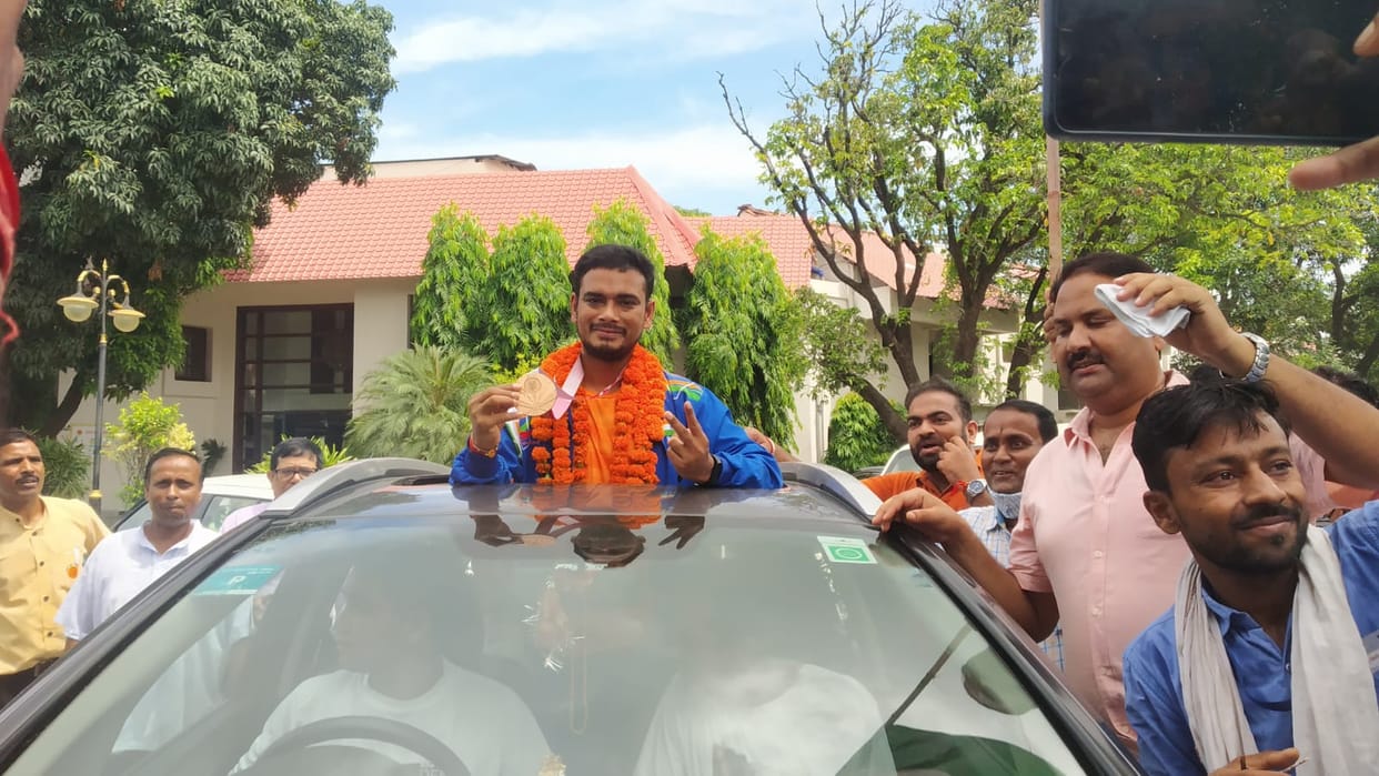 uttarakhand news: Manoj Sarkar who won bronze medal in Tokyo Paralympics received a grand welcome in Uttarakhand