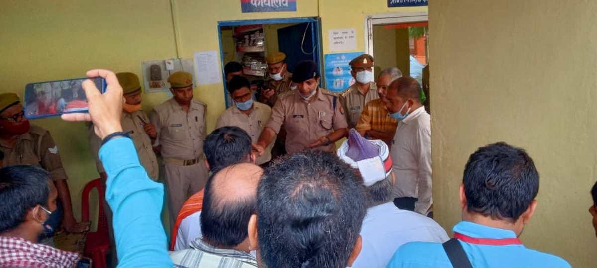 Mirzapur Boat Accident: family members angry protest at police station over not found missing people in Ganga