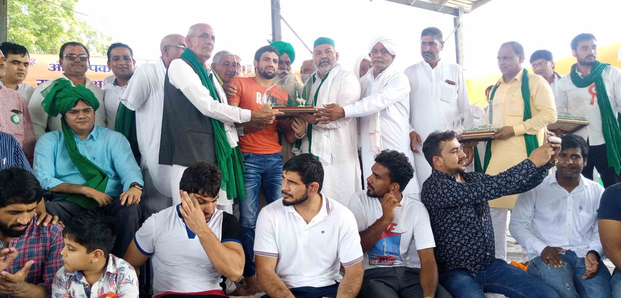 Olympic players honored with mace and silver chariot