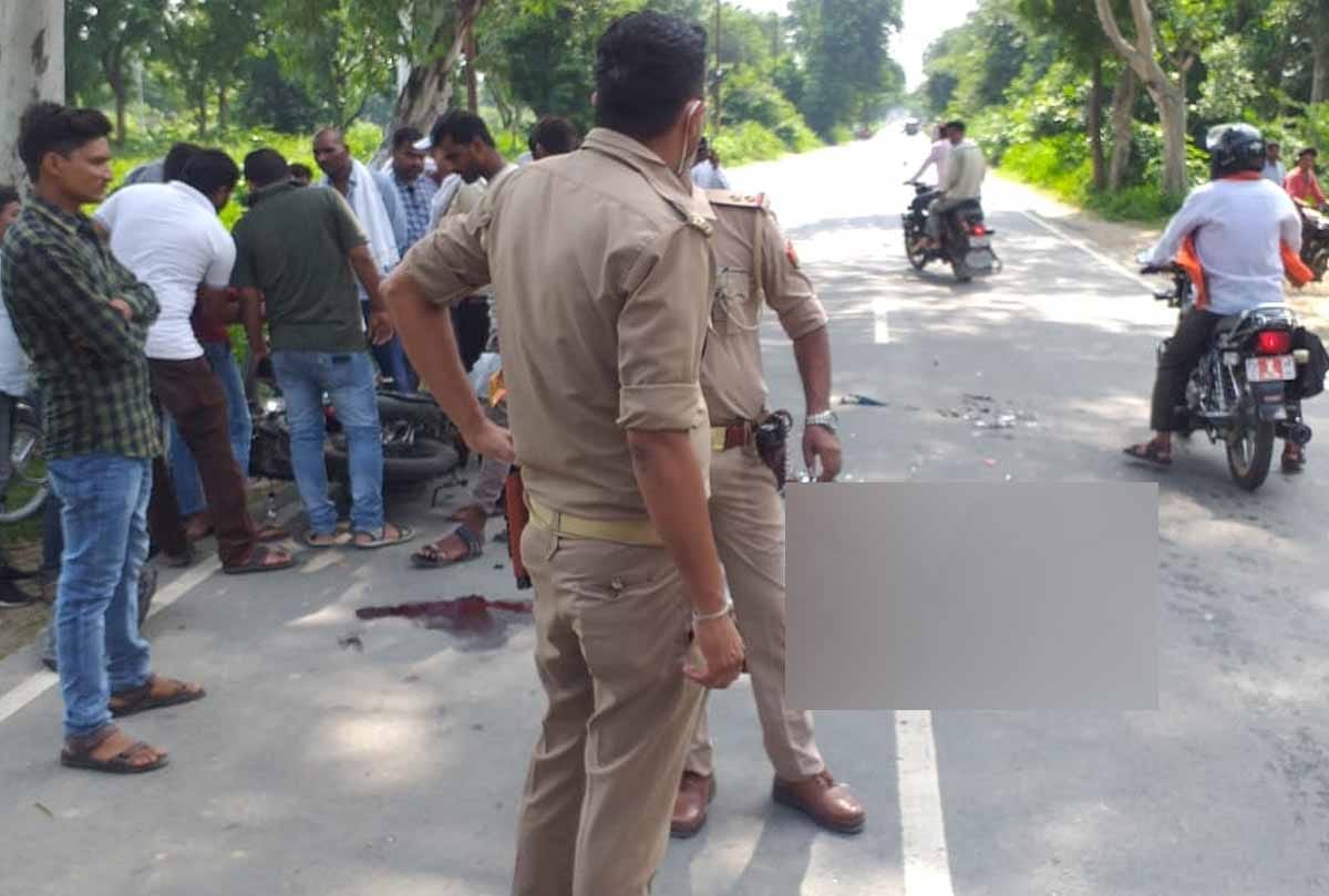 Farrukhabad: Bike-riding father dies due to truck collision, police rushed to hospital in critical condition
