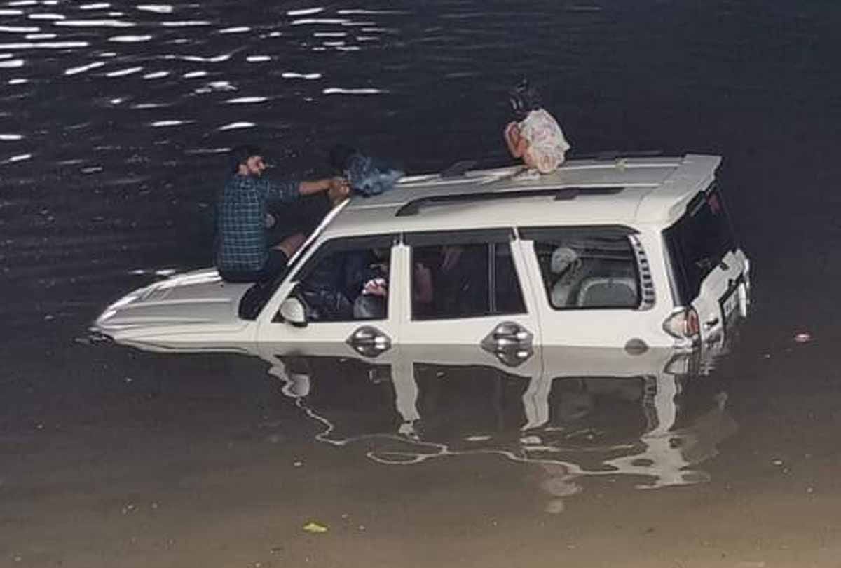 UP: car stuck due to water filling in Etawah-Mainpuri underpass, requested from CM to DM by tweeting