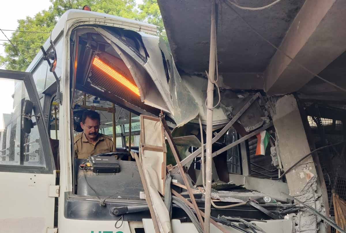Kannauj: Speeding uncontrolled roadways bus entered sweets and hardware shop, six passengers injured