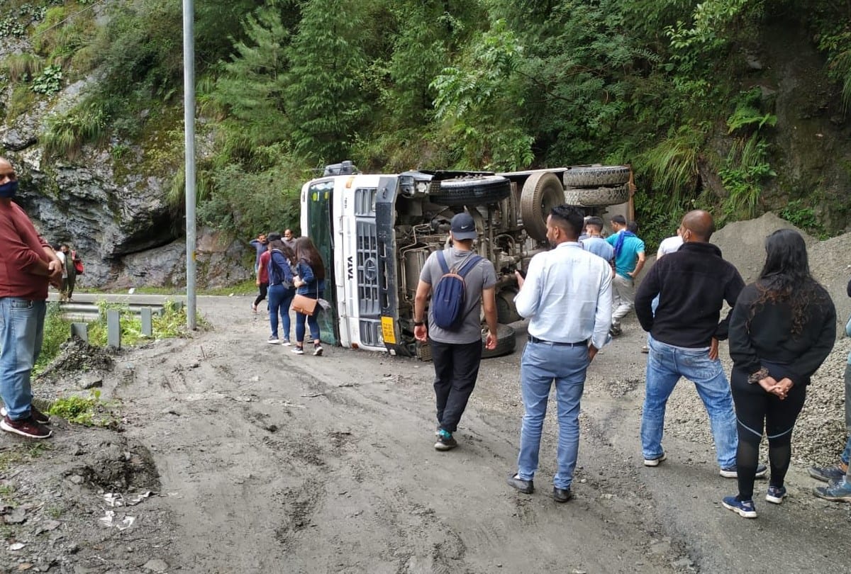 Himachal News: National Highway 305 blocked truck overturned near Jalori Pass in Kullu