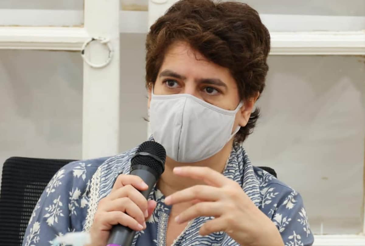 This is how Priyanka Gandhi is giving message to people.