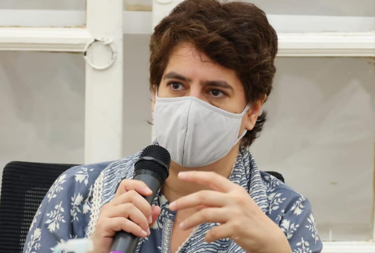 This is how Priyanka Gandhi is giving message to people.