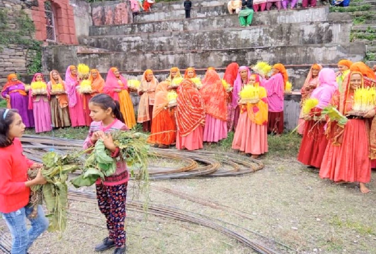 Jagra festival: people Greets the devta by lighting  mashal in their hands in rohru shimla, see spectacular pictures