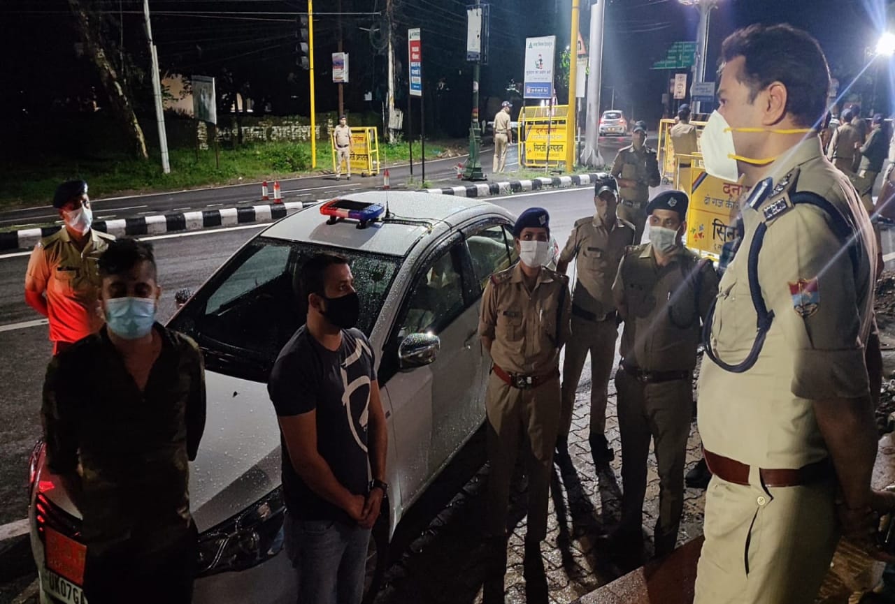 uttarakhand news: late night dehradun ssp Janmejay Khanduri went on road on a horse