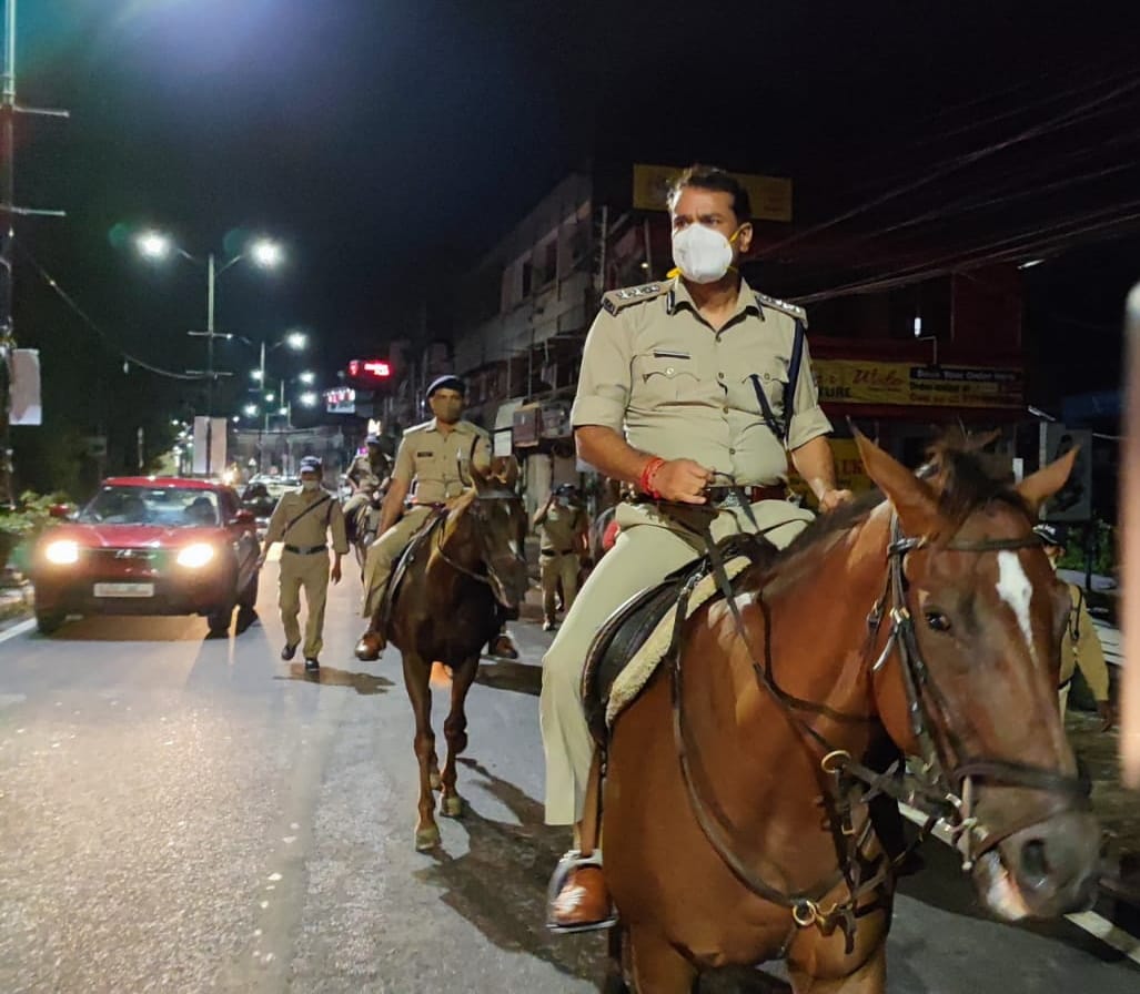 uttarakhand news: late night dehradun ssp Janmejay Khanduri went on road on a horse