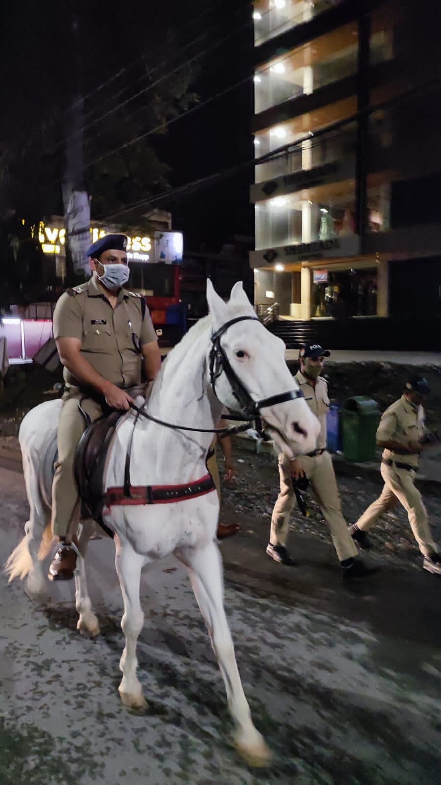 uttarakhand news: late night dehradun ssp Janmejay Khanduri went on road on a horse