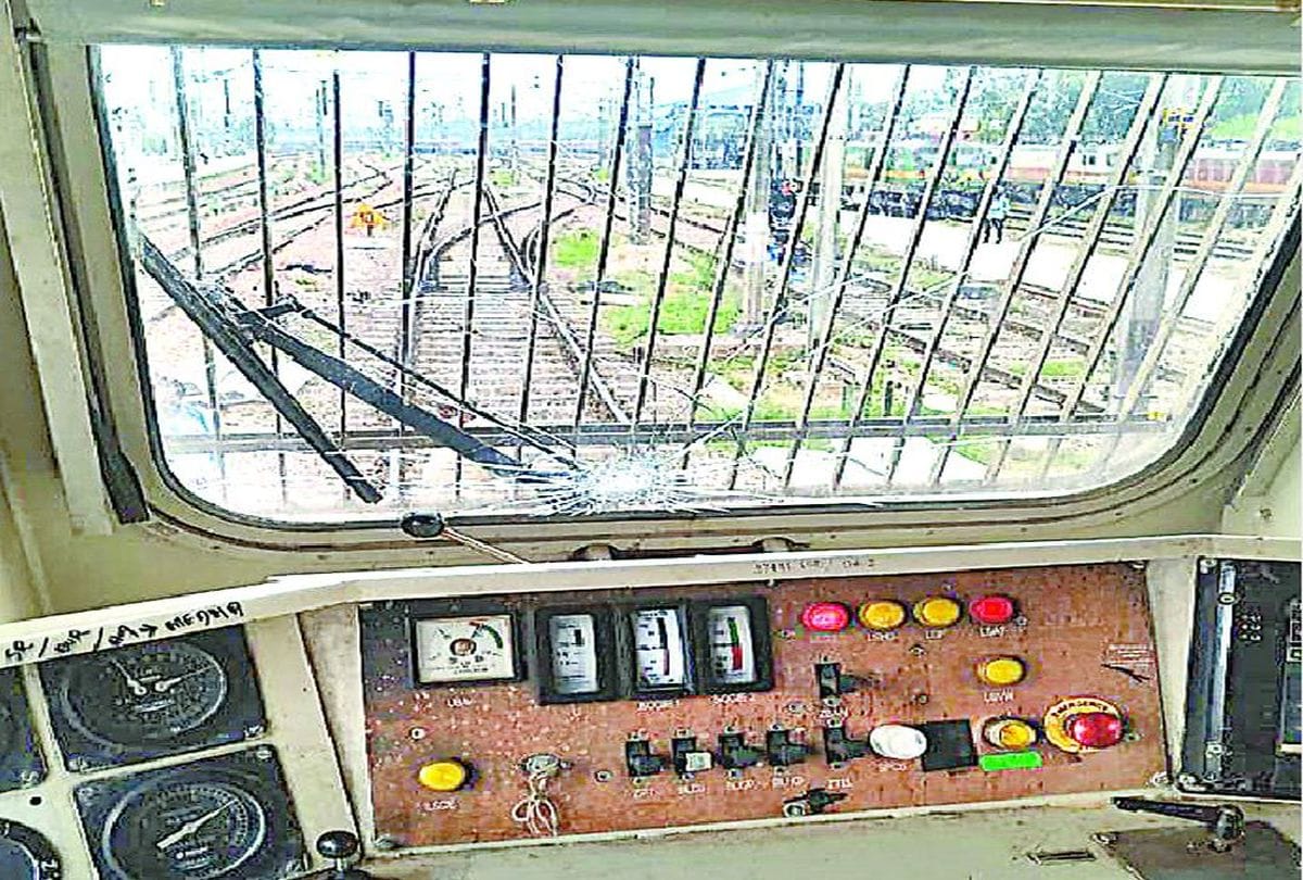 Teenagers Stone Pelting On Trains Making Video On Rail Track