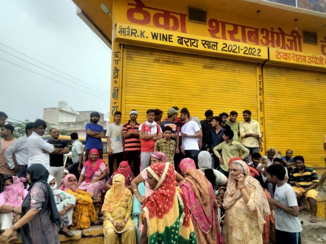 Women jammed to stop liquor contract