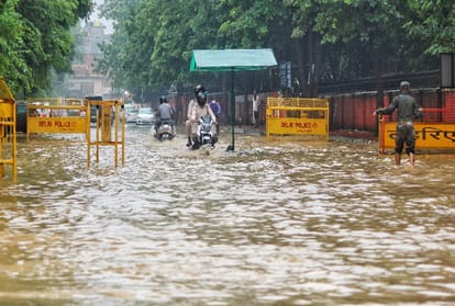 Delhi came to a standstill in the rain, government claims washed away