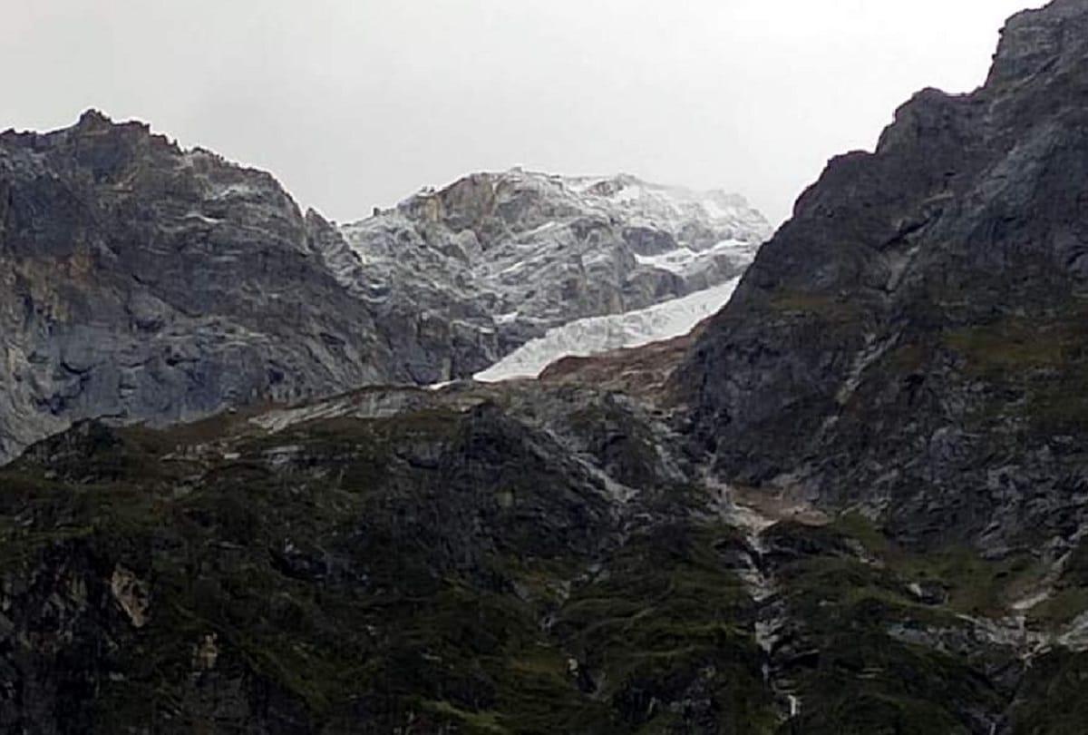 Heavy snowfall on the peaks in Himachal and Uttarakhand