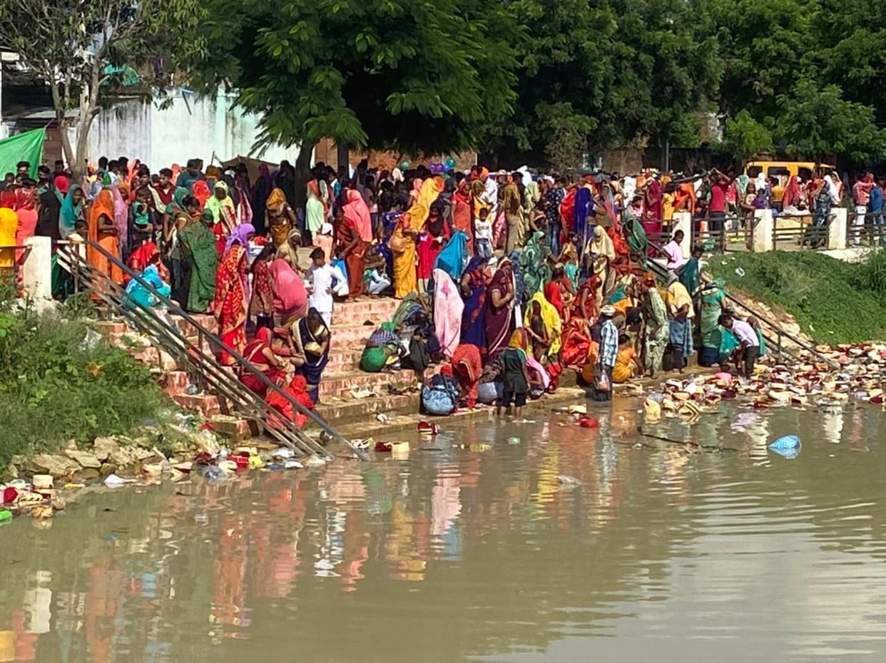 etawah news,Heavy faith on Corona, mass inundation in Kundeshwar