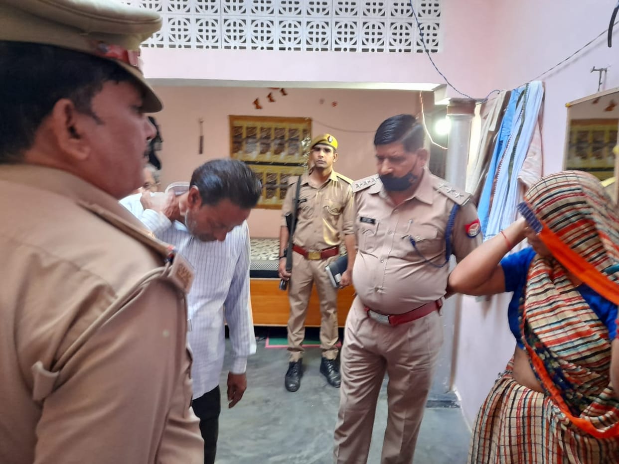 etawah news,The miscreants robbed the house on the basis of a weapon