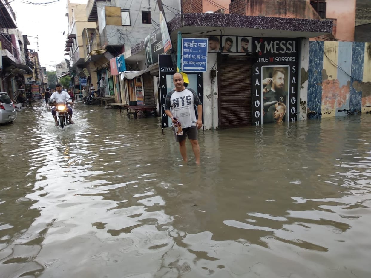 water filled the roads and houses due to 105mm of rain trouble to the people