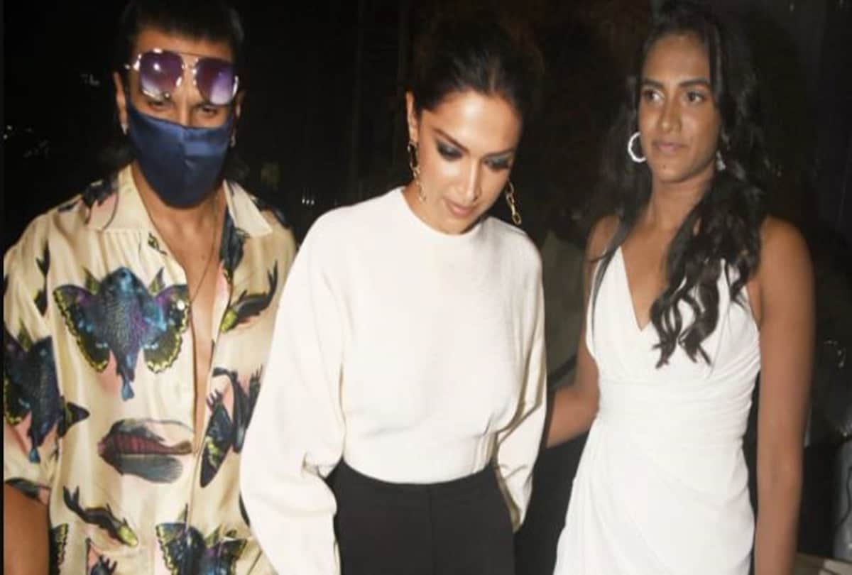 Ranveer singh and deepika padukone meet PV sindhu for dinner photos goes viral