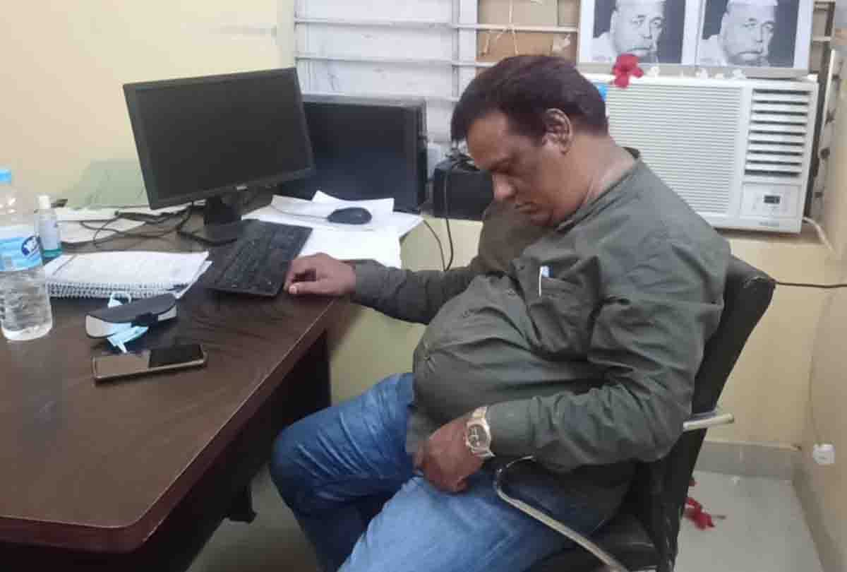 Kanpur Dehat: ACMO slept in office, video goes viral