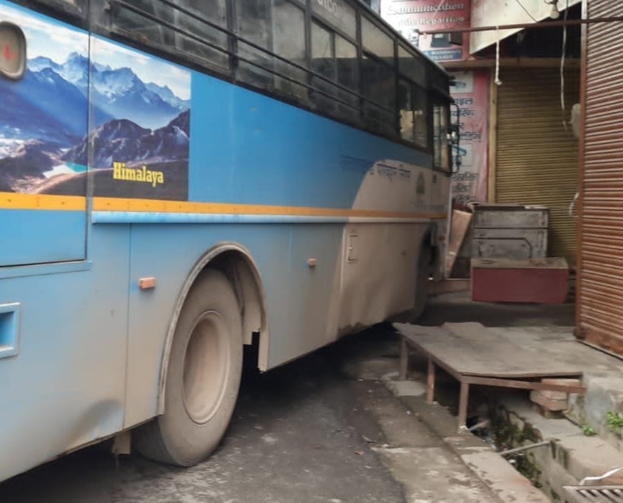 Roadways bus entered the shop, a big accident averted
