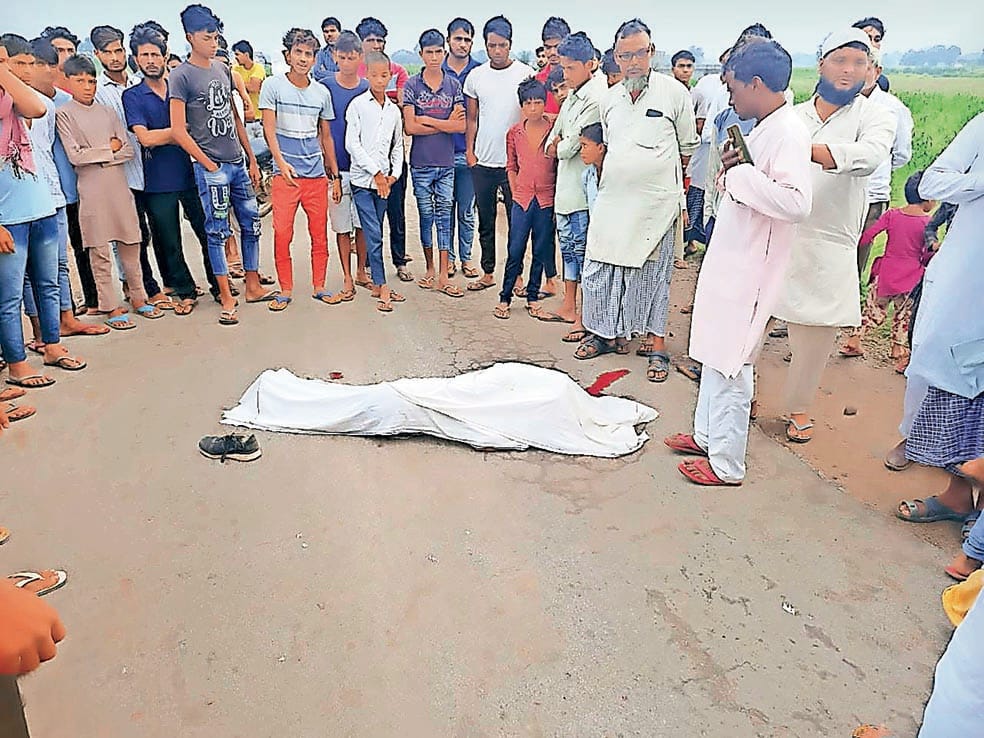 A teenager running on the road was crushed by a vehicle, members of the guard team were accused of murder