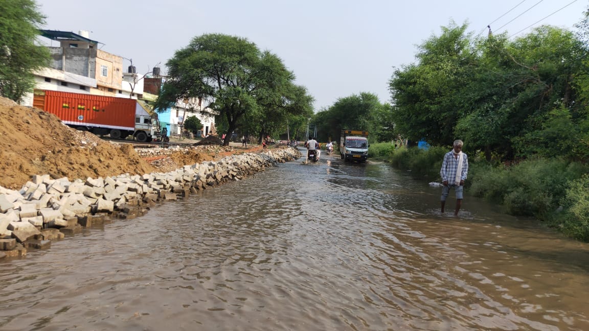 Waterlogging due to rain, open cleaning pole