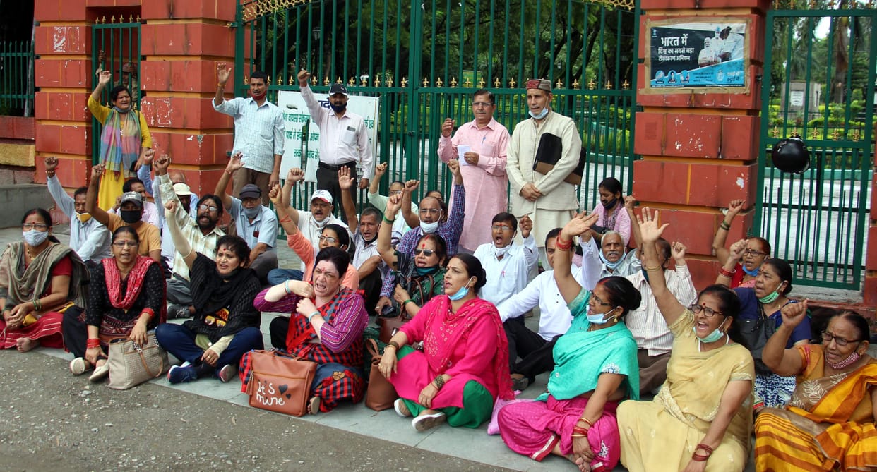 The agitators warned the government by singing the song