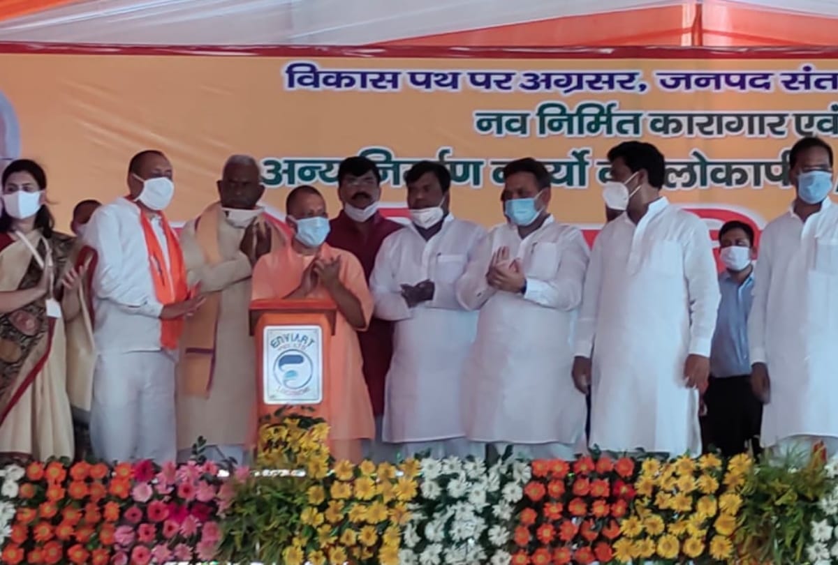 CM Yogi Adityanath announced to give tablets to graduates post graduates and engineering graduates in UP