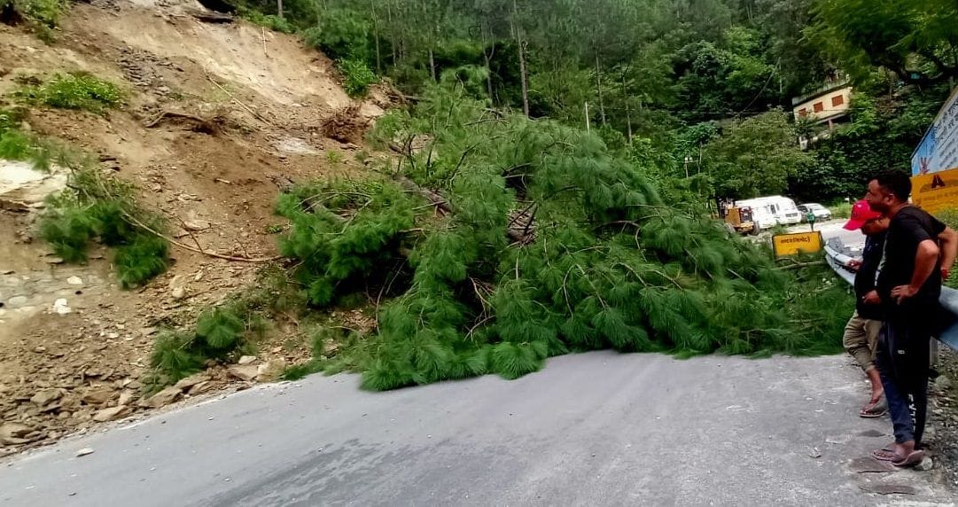 Badrinath Highway remained closed for one hour in Nandprayag and Pagalnala