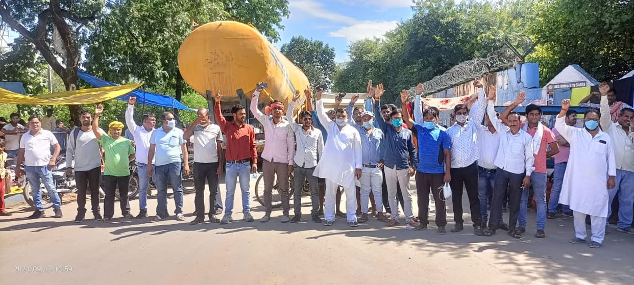 Sonbhadra: Villagers protest against power management, accused of road construction and misbehavior