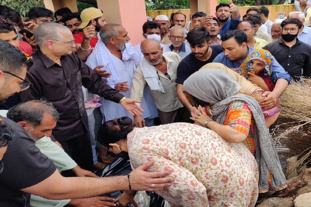 Meerut News: The wife got separated from martyr husband Major Mayank Vishnoi and at the last moment Swati said I love you