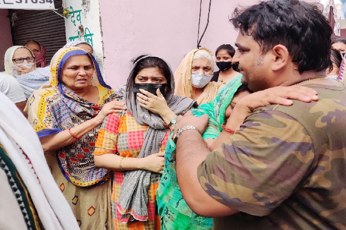 Meerut News: The wife got separated from martyr husband Major Mayank Vishnoi and at the last moment Swati said I love you