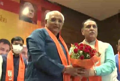 गुजरात के नए मुख्यमंत्री बनने जा रहे भूपेंद्र पटेल को पुष्पगुच्छ देकर सम्मान करते विजय रूपाणी।
