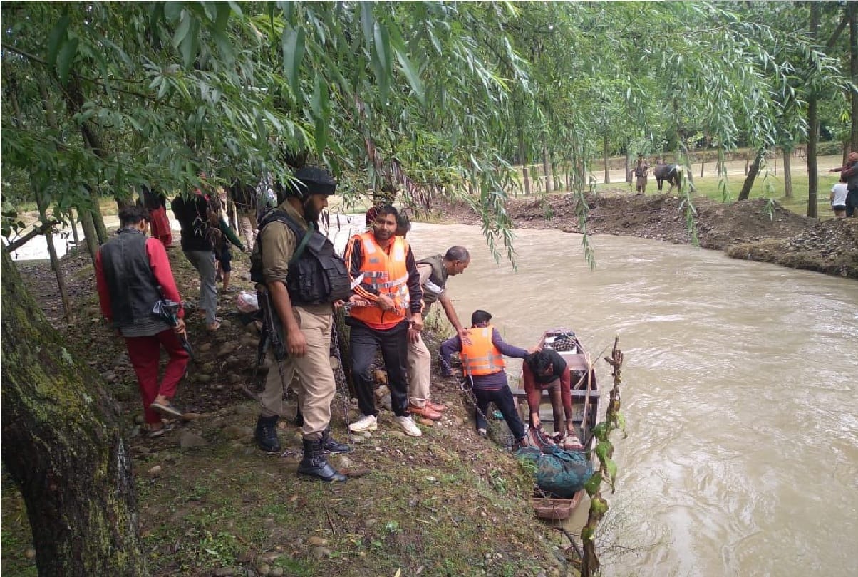 cloudburst in kashmir sopore Kulgam Police rescued nomad family alongwith live stock including 200 sheeps