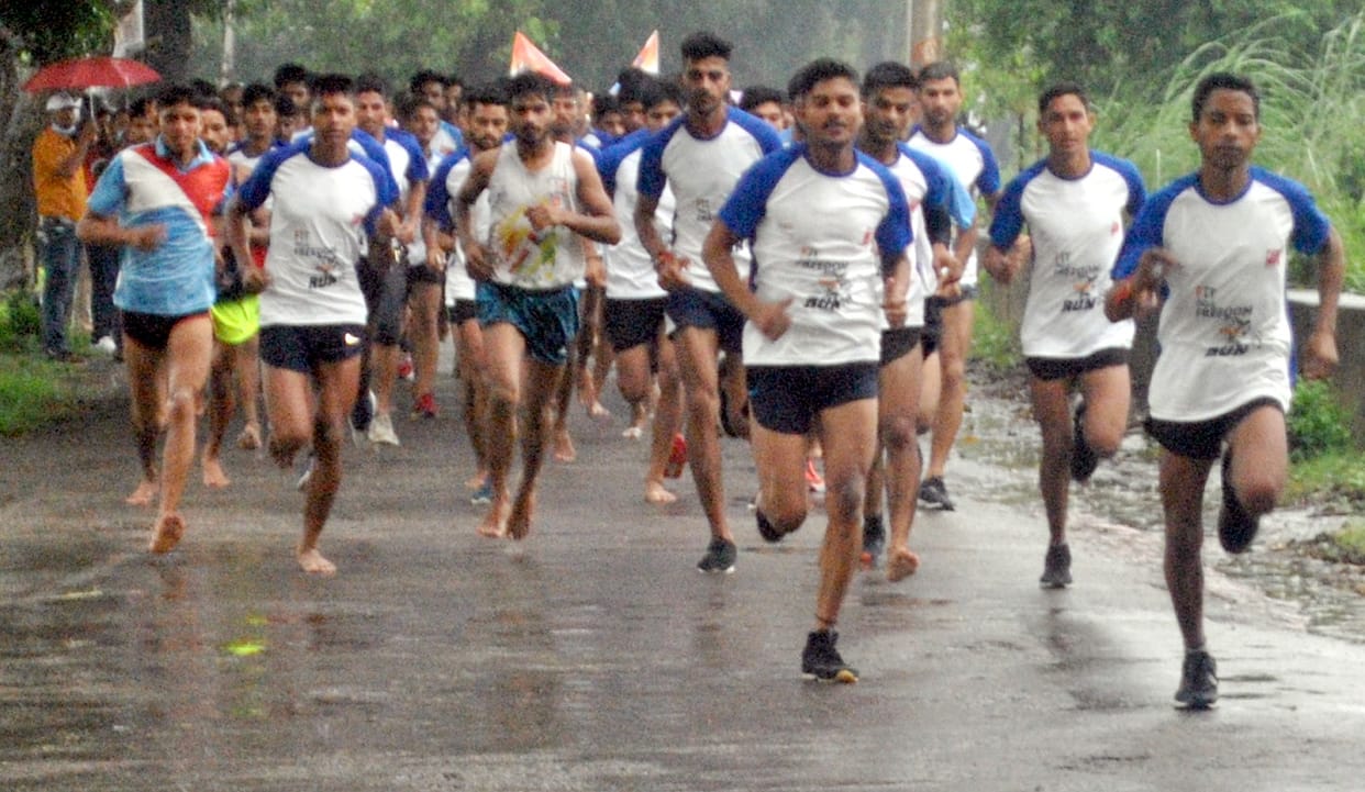 Youths run with enthusiasm even in the rain