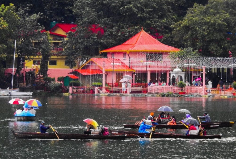 Uttarakhand News:  Tourist Huge Crowd in Nainital On Weekend During Rainfall photos
