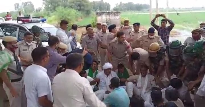 Farmers lying on the road to show black flags to Hansi MLA