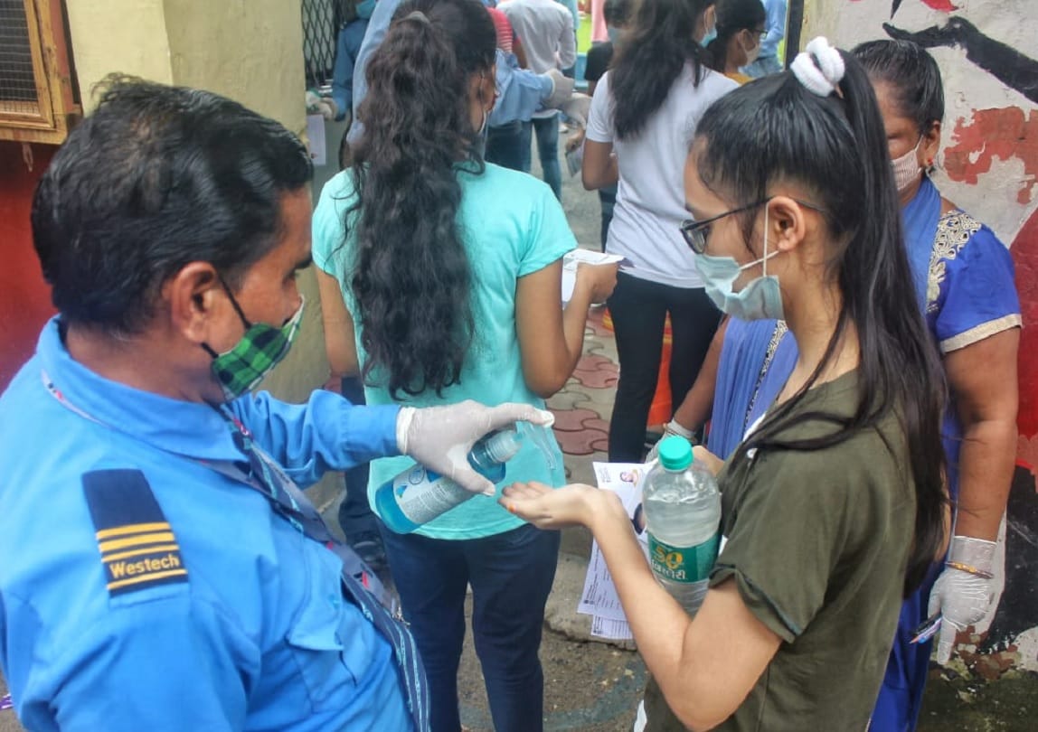 neet 2021: students arrived with parents' blessings