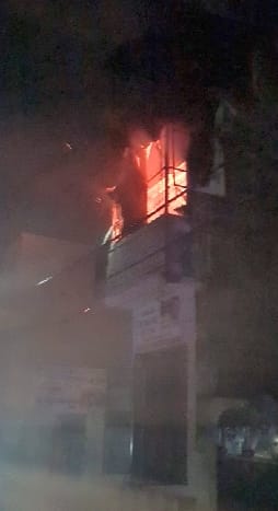 Fire in hair salon of Janakpuri due to short circuit