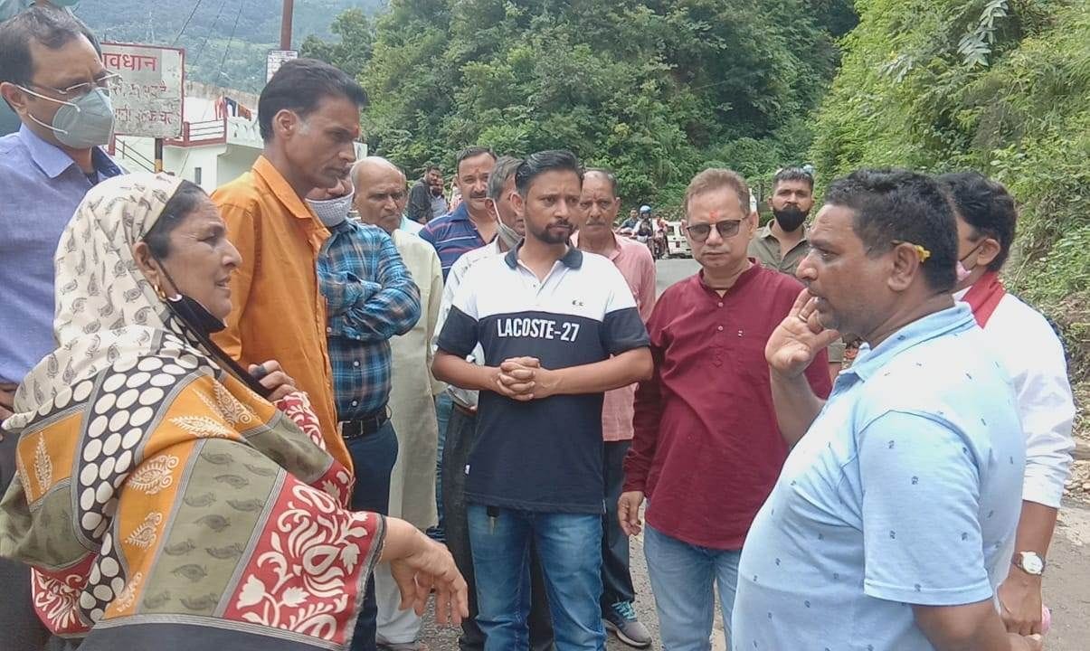 Disaster affected surrounded the officers of NH and Municipality