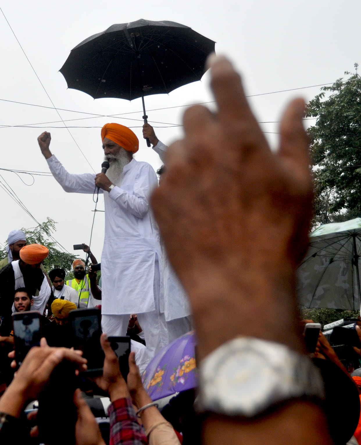 On hearing about the fulfillment of the demands, the farmers jumped with joy, the pandal resonated with slogans.