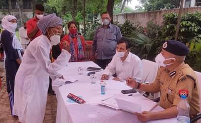 कानपुर देहात की शिवली कोतवाली में एडीजी भानु भास्कर से शिकायत करता बुजुर्ग। (संवाद)